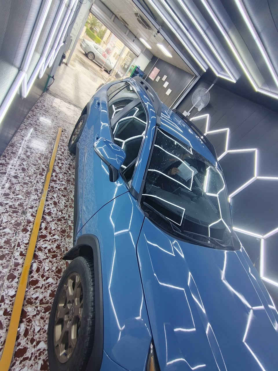 للبيع السعر ٢١٨ ورقه وبيها مجال 
RAV4 Woodland Edition – Hybrid AWD Two Coloure

1- الموديل: 2023

2- الفئة: Woodland Edition

3- المحرك: 2.5L 4 سلندر هايبرد

4- القوة: 219 حصان

5- الدفع: AWD دفع رباعي

6- القير: e-CVT

7- الصرفية: ممتازة جدًا ومعدلها الرسمي حوالي 37 MPG

8- الوضعيات: Normal / Eco / Sport / EV / Trail

مواصفات Woodland الخاصة:

1- تعليق TRD مخصص

2- إطارات Falken Wildpeak All-Terrain

3- جنوط TRD برونزية 18” المُميز

4- Roof Rails سوداء

5- Cross Bars

6- حماية وMudguards أمامية وخلفية

7- عوادم مزدوجة

8- كشافات ضباب LED

9- شعار Woodland وتفاصيل خارجية سوداء

المواصفات الداخلية:

1- مقاعد قماش بتصميم Woodland

2- كرسي سائق كهربائي

3- تحكم أوتوماتيكي بالمكيف Dual Zone

4- فتحات تكييف خلفية

5- Push Start

6- Smart Key

7- شاشة 8”

8- Apple CarPlay لاسلكي

9- Android Auto لاسلكي

10- Bluetooth

11- 6 سماعات

12- مقاعد خلفية قابلة للطي 60/40

13- أرضيات All-Weather

أنظمة الأمان:

1- Toyota Safety Sense 2.5

2- Radar Cruise Control

3-  Lane Tracing Assist

4- Pre-Collision System

5- Blind Spot Monitor

6- Rear Cross Traffic Alert

7- Automatic High Beams

8- 8 Airbags

9- ABS + Traction Control + Stability Control

مميزات إضافية:

1- Trail Mode للطرق غير المعبدة

2- AWD كهربائي

3- 120V / 100W Power Outlet

4-l  عملية جدًا للعائلة والاستخدام اليومي

5- اقتصادية بالبنزين مقارنة بفئتها

Woodland = شكل رياضي + هايبرد + دفع رباعي + مواصفات أوف رود

الضرر :
الجاملغ الامامي مبدل
وصبغ بيها   مثل ما بسونار

للاتصال او الاستفسار :

***********

