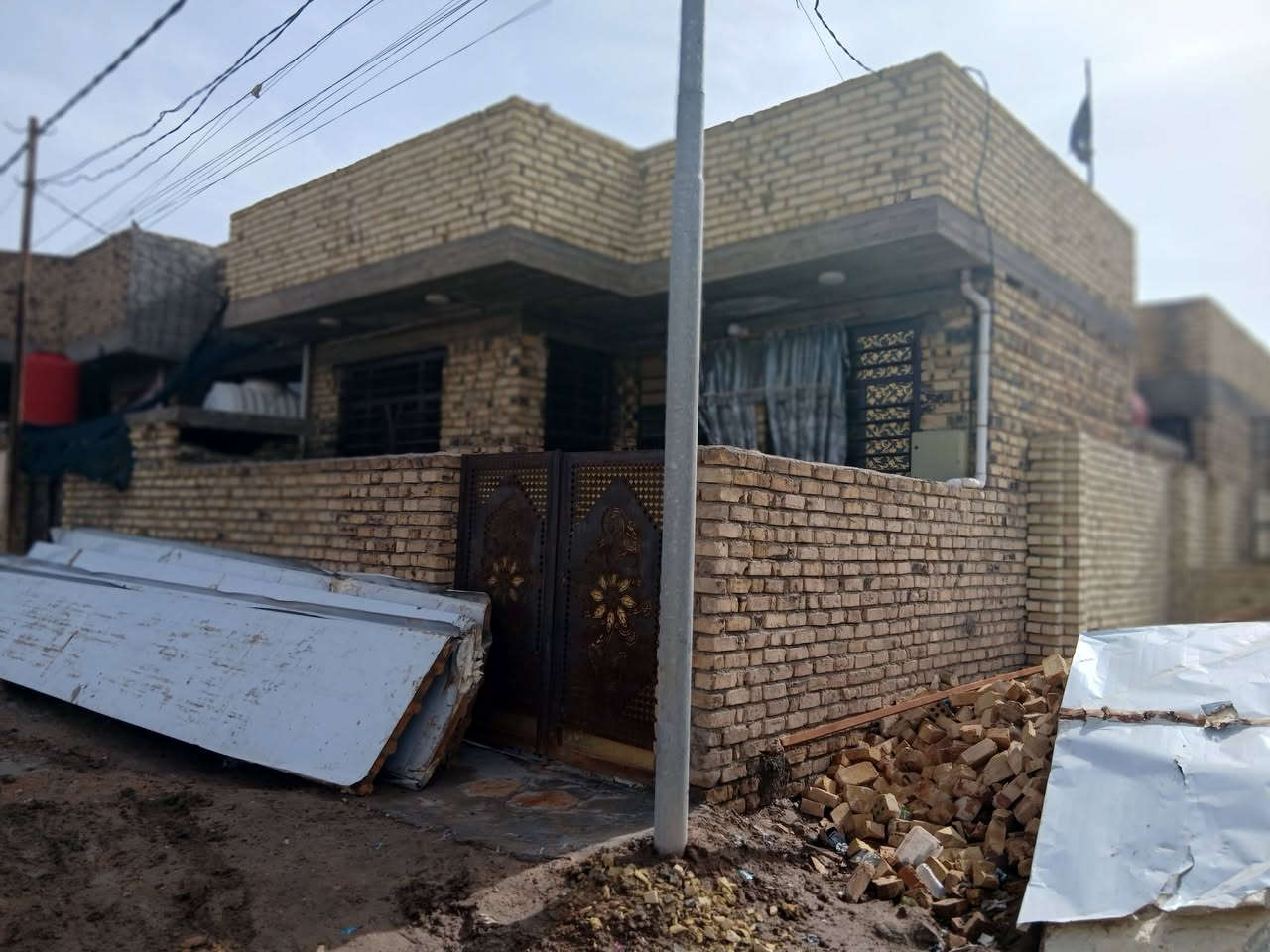 بيت للبيع او مراوس طابو زراعي مساحته 130متر غرفتين وهول واستقبال ومطبخ وحمام  بناء جديد بيه نواقص لبخ وسيراميك كهرباء فول خط مولده ذهبي  سعره 40 بيه مجال قليل هذا رقم صاحب البيت *********** الشراي  يتصل ويدلل
