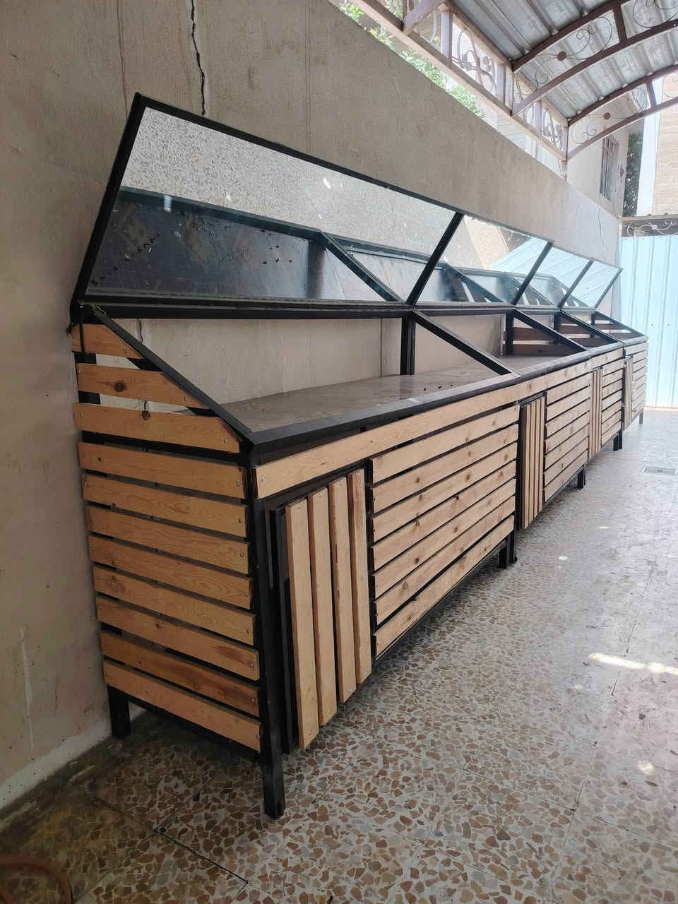 ميز مخظر فصال جديد للبيع
7 متر
مقطع 4 قطع
الشراي يتصل ***********
موصل الرفاعي
