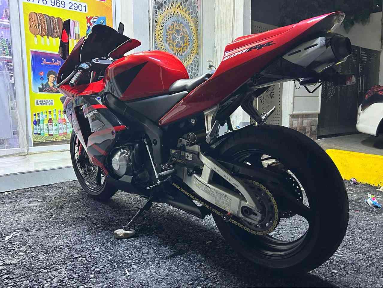 سلام عليكم 🫡 
CBR600RR
مؤدئل: ٢٠٠٦🏍️
كيلؤمتر: ٥٧ هه زار📟
مه كينه كه بس⚙️
سالؤنسةي بيلاده ➿
كئرومةكينه بةشةرت💯
كاراباي هةمووي بةشةرت 💡🔋
دووتايةي نوئ 🛞☑️
رؤنوفلتةري نوئي 🇩🇪🏍️
تاقمي بةنسي تازؤ كؤراوه 
لة جوانيو قةوةت 🚀🥇
—- ماتؤري دةستي خؤمة هيج مةسروفئكم تيا نةهئلاوة بة شةرتي ئةوة ئةيفرؤشم كة ( ٢٥٠ دينار)
مةسروفي تيا نةبئت هةمووي كياني نوئ نوئيه بؤ هةر پرسيارئك پةيوةندي بكة .—— تكايه بةس مشتةري تيل بكة ماجالي نامةو كؤمئندم نيه 🤝
٢٧$ ماجالئكي برايانه
كةلار ///        *********** كالار, السليمانية
