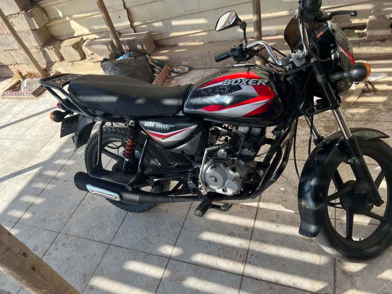 سلام عليكم شباب عندي بوكسر 23 مرقم كامل مكمل دراجه وضع شركه محتاج فلوس اريد ابيعها سعر  دراجه 1850 بيهه مجال شي بصيط حك جيتك حلوه شوف عينك هاذه رقمي ***********
