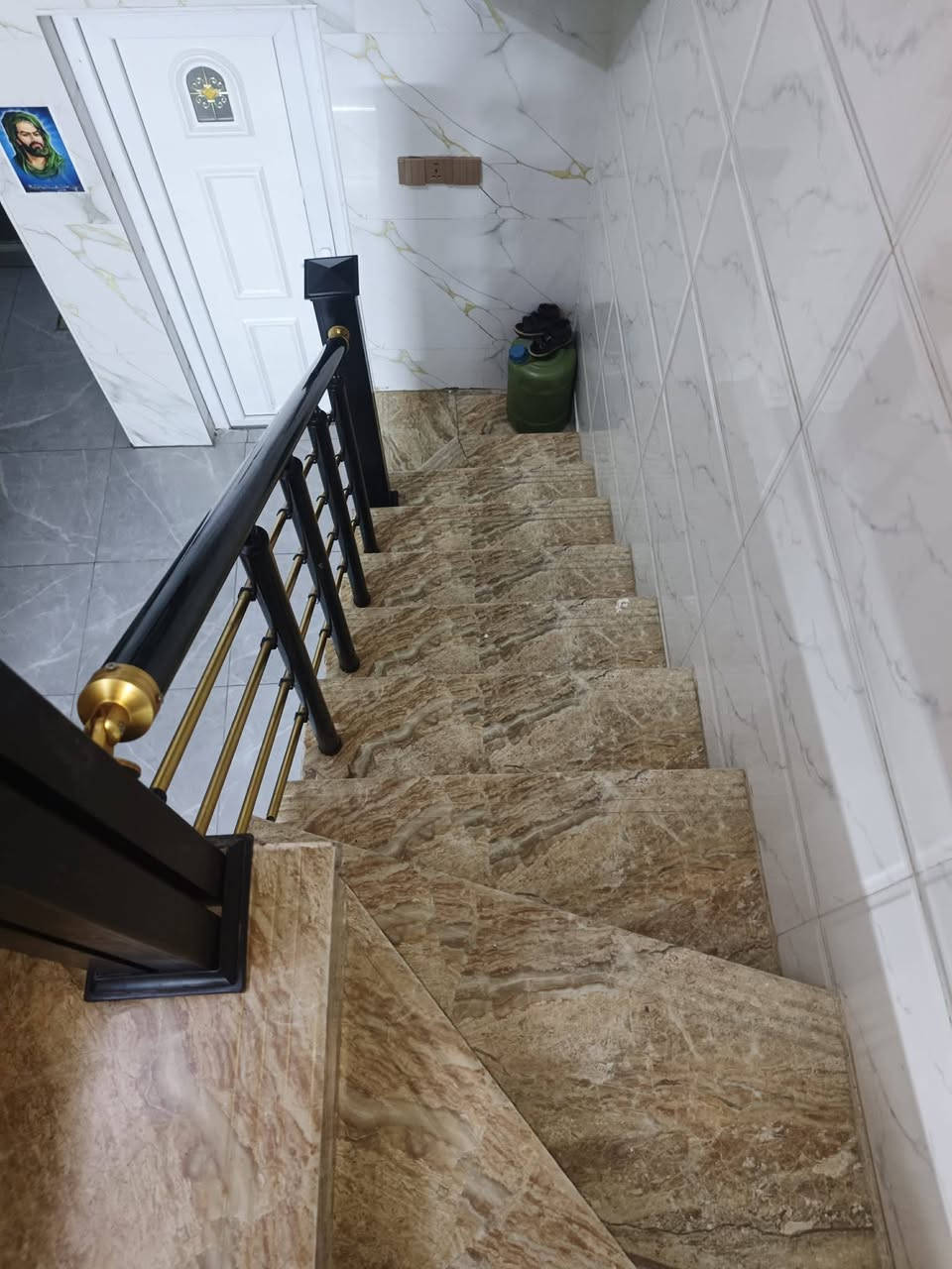 نصف قطعة مدينة الصدر قطاع ٧٩ قرب مدرسة آحد المساحة ٧٢ متر بناء جديد حديث وبيت كامل تجيب غراضك وتجي تكعد للأستفسار اتصل ع الرقم....
***********
