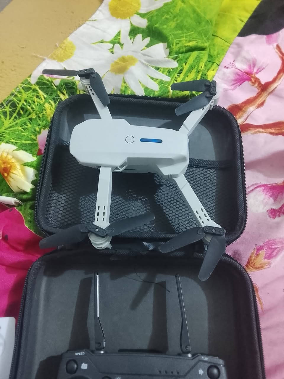 عند ها لدرون شتسو بل

نص مكتوب في الصور:
- نقص بس هاي لبطري