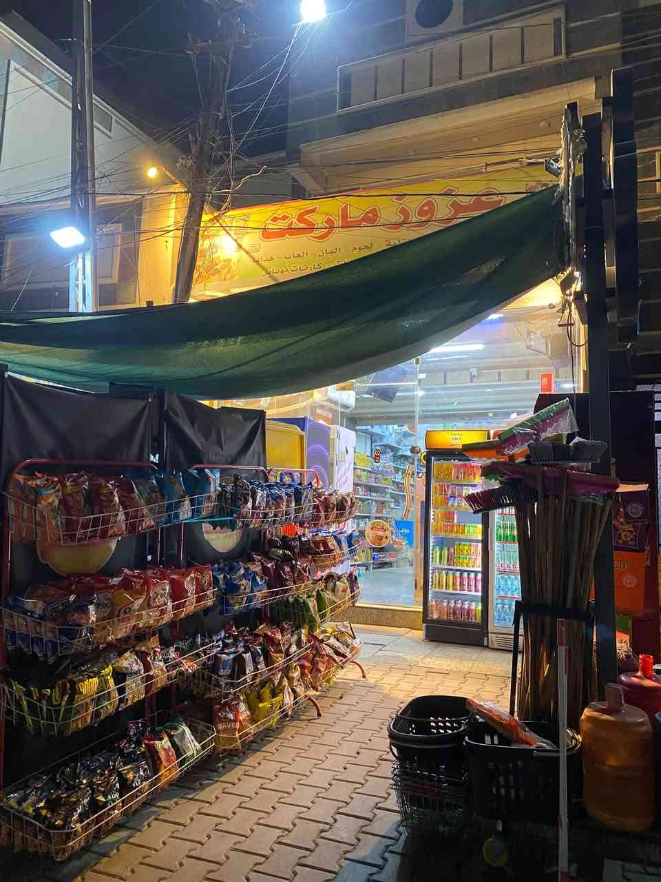 ماركت عزوز معروض للبيع 
لعدم تفرغ صاحب المحل طالب.

المساحة 5 *10 متر
الرصيف كذلك تقريبا 6 متر
نظام كاميرات
نظام مبيعات 
رفوف و عوارض 
عارضة عامودية (3+1 جديد) للماركت 
عارضة افقية (1+1جديد)
عوارض الشركات
عارضة ايس كريم جامبو ساندرا
عارضة ايس كريم فسقة
عارضة بيبسي ثلاثية
عارضة كولا عامودية
عارضة تايكر
عارضة عصير لاكي جوز
عارضة حليب كالة
بالإضافة الى ميز الكاشير و بعض التفاصيل الاخرى
الموقع بغداد /حي الجامعة /شارع نجمة مجاور خدمات حسوني قرب العاب جوي لاند.

للتواصل اكثر مع صاحب الماركت :
***********
