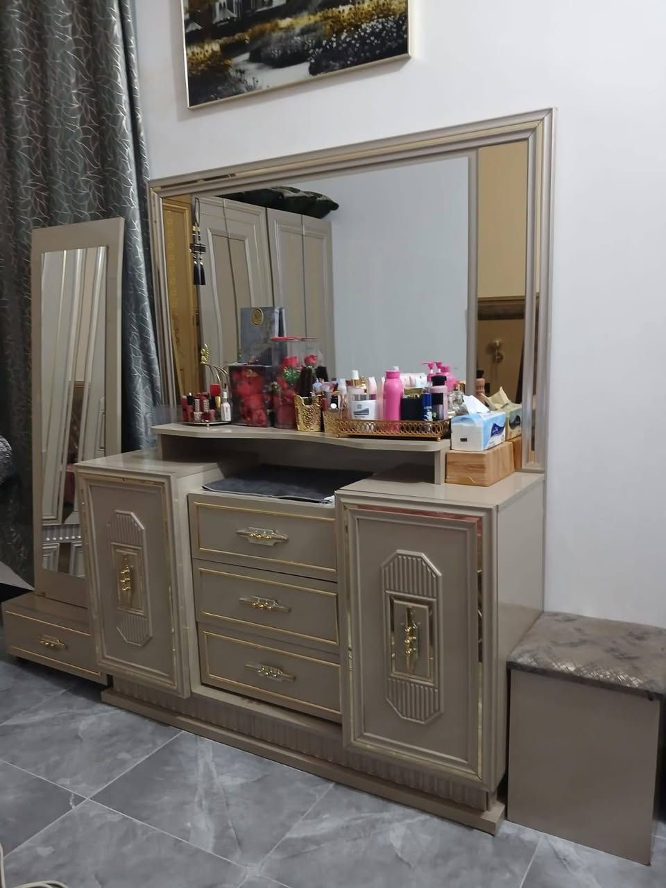 سلام عليكم غرفه تركي للبيع السعر 1600  وبيها مجال بصيط للتواصل والستفسار الرقم ***********
