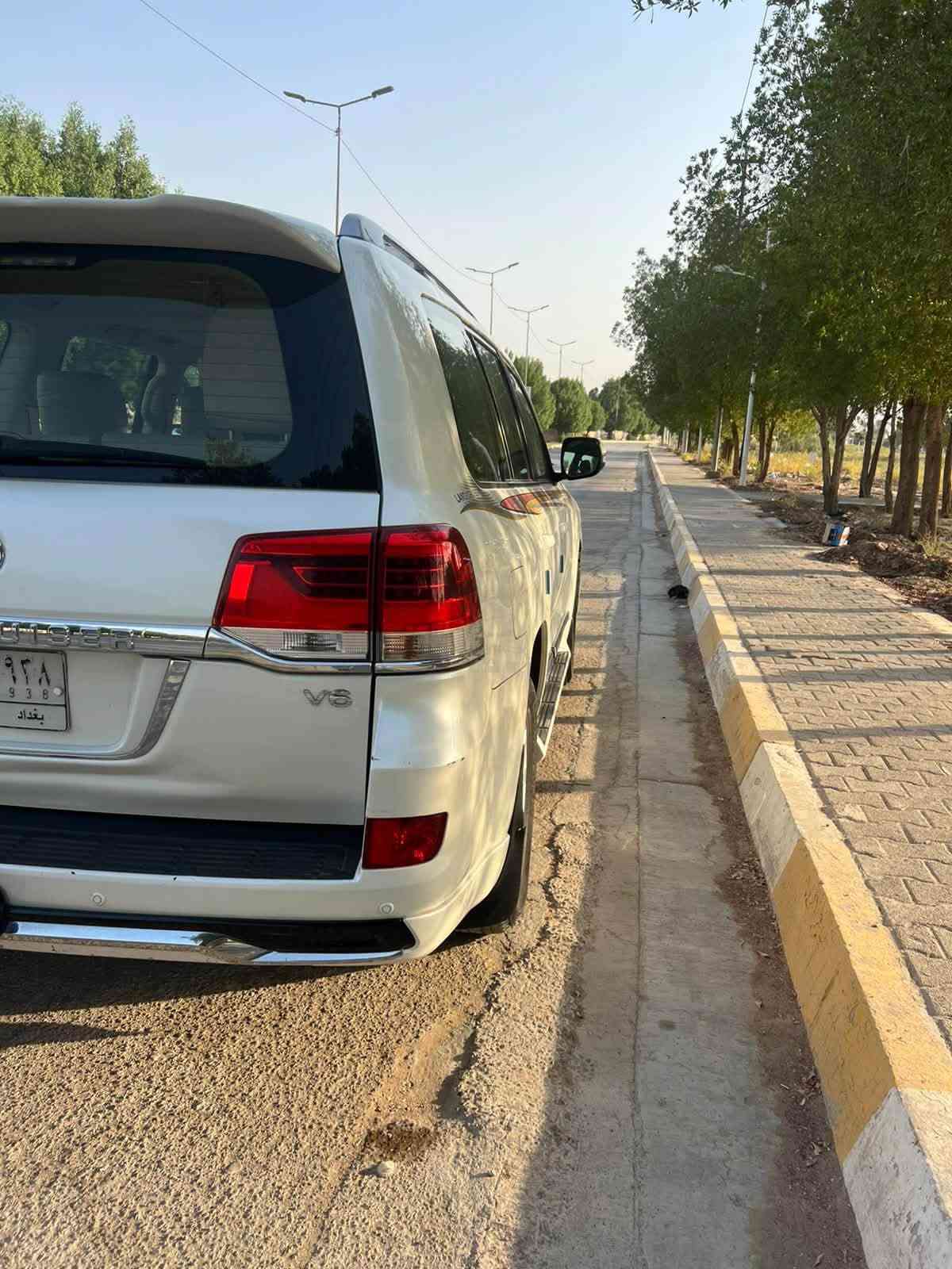 سلام عليكم 
لاند كروز موديل 2017
فول مواصفات فتحه شاشه جبيره 
ويل كروم ماشيه 160ك

بريم سياره بيه بس بنيد مبدل نفس لون فقط السياره كفاله عدا بنيد 
مكان سياره بابل 
سياره بسمي تحويل ثاني يوم 
وباقي مواصفات هيه معروفه ميحتاج اكتبه 
السعر 420بيه مجال 
*********** 
سبعه ركاب 
مكينه 6سلندر
