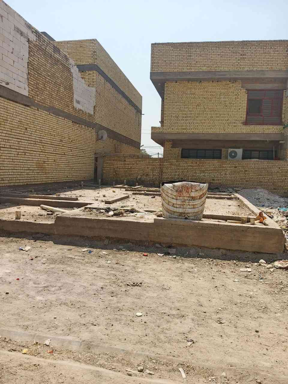 السلام عليكم قطعه للبيع مساحه 100متر عرضها 8متر والطول 12متر رفت درجه أولا ارتفاعا 40 سانتيم طالع بتلو شريطي ارتفاعا 10 سانتيم  العنوان الشعله الدوانم خلف السجه بشارع ابو الحرار السعر 40 وبيه اللأستفسار الاتصال علا الرقم ***********
