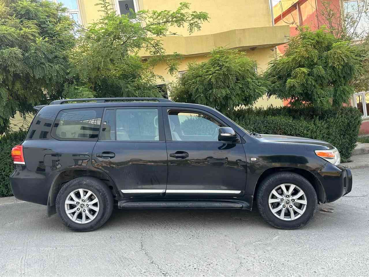 Land Cruiser 2008 GXR v8 
چوار پارچه بوياغ 
دوو ده ركه و چاملغ و بونيد 
ناو ده ركه ى نيه و شانسى نيه به شه رت 
سياره يه ك ده سته به ناوى خومه 
گير و مكينه و تعويل و غرامه ب شرت 
*********** 
٢٣٧$ مجال أربيل, العراق
