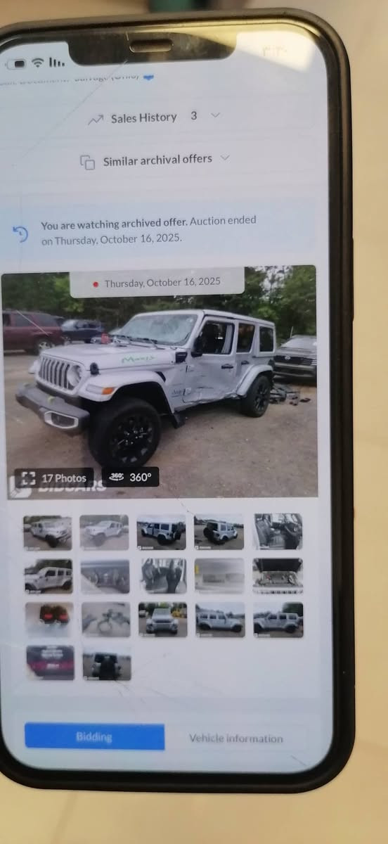 :
للبيع | جيب رانجلر 2024 4xe Plug-in Hybrid
صوره حادث موجود داخل منشور
رقم مؤقت تترقم شمالي. سعر 245$
✅ موديل: 2024
✅ محرك بنزين تيربو 2.0 لتر + محرك كهربائي (هايبرد قابل للشحن)
✅ القوة الإجمالية: 375 حصان
✅ عزم دوران: 637 نيوتن.متر (470 lb-ft)
✅ ناقل حركة أوتوماتيك 8 سرعات
✅ دفع رباعي (4×4) دائم
✅ بطارية ليثيوم أيون قابلة للشحن بسعة 17.3 kWh
✅ إمكانية القيادة على الكهرباء فقط لمسافة تقارب 35 كم (حسب ظروف القيادة)
✅ يشحن بالكهرباء أو يعمل على البنزين، ويمكن استخدام النظامين معًا.  

المواصفات:

* شاشة معلومات وترفيه 12.3 إنش
* دعم Apple CarPlay وAndroid Auto
* كاميرا خلفية
* مثبت سرعة
* تشغيل بصمة
* مقاعد مريحة مع تدفئة (حسب الفئة)
* مكيف أوتوماتيك
* جنوط ألمنيوم
* إضاءة LED أمامية وخلفية
* نظام اختيار أوضاع القيادة
* نظام مانع الانزلاق والثبات الإلكتروني
* وسائد هوائية متعددة
* حساسات أمامية وخلفية (حسب الفئة)
50 الف كيلو متو ماشيه
سياره باب سايق سبوغ
بابين سكن مبدل بيلادي
سياره فقط واحد قطعه سبوغ
031C4RJXP64RW148427
رقم صاحب سياره  *********** وتصاب موجود
