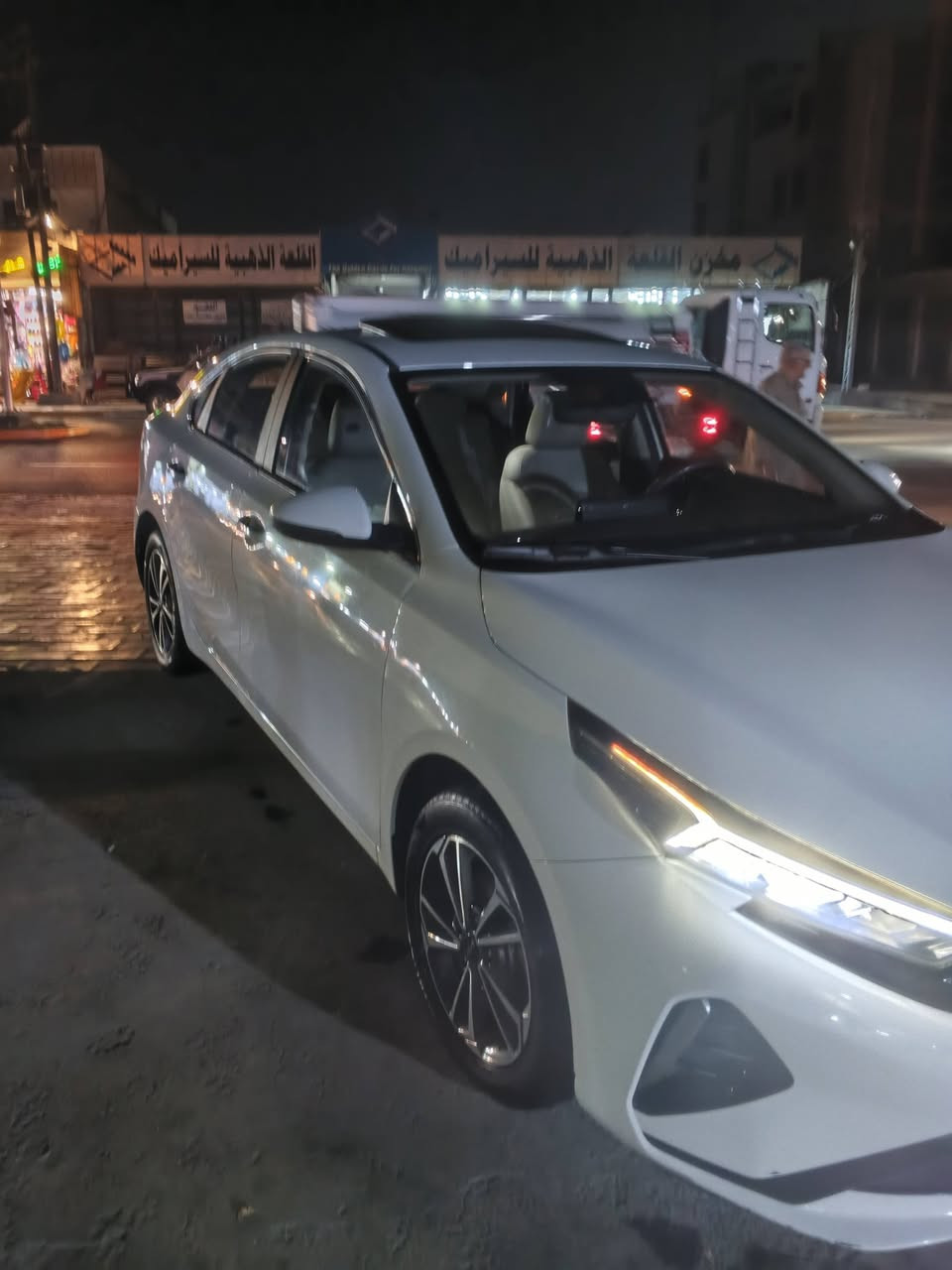السلام عليكم kia (k3)
خليجي
موديل 22 سياره فول مواصفات محرك 1500 
مواصفات مثبت سرعة
اشاير مري 
فتحه سقف 
شاشه كار بلي
مواصفات معروفه 
سياره بيها باب وجاملغ مصلح هنا بلعراق 
تحويل مباشر 
السعر 125$ وبيها مجال بسيط حك الجيه
العنوان بغداد غير متواجد هنا 
*********** للاتصال
