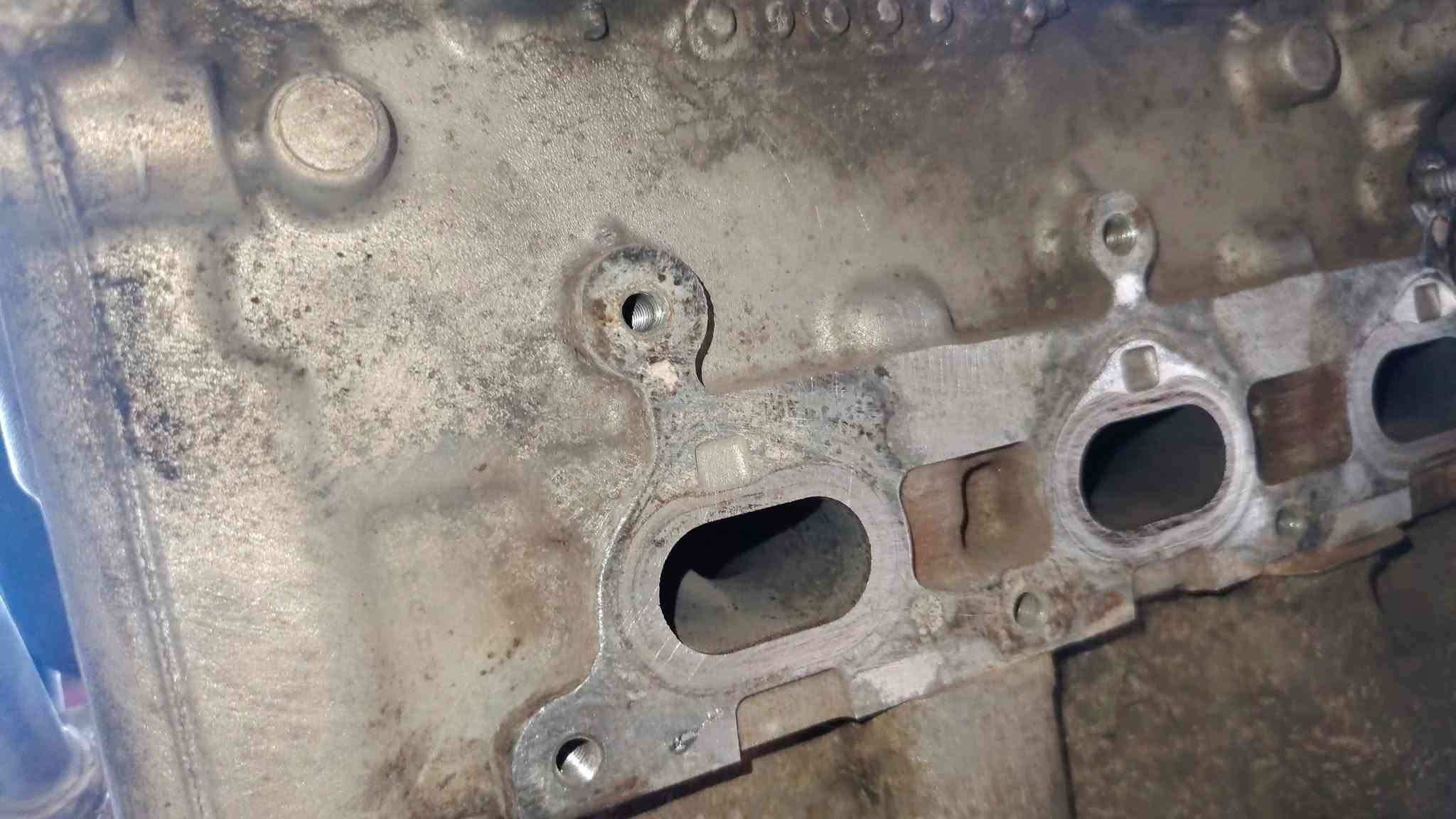 🔥 صيانة صالنصات العادم لمحرك GM 3600 🔧

تمت معالجة تسرّب غازات العادم من جهة الدكشن الحار الخلفي، وإنجاز العمل بدقة وفق المراحل التالية:

🔹 فك صالنصة العادم الخلفية وفحص مكان التسرّب
🔹 استخراج البرغي المكسور من الكور  المحرك 
🔹 تنظيف وتسوية أسطح التلامس وإزالة بقايا الكعكات القديمة
🔹 إعادة قلوزة  سنون تثبيت الصالنصات ومعالجة السنون المتضررة
🔹 استبدال جميع كعكات صالنصات العادم بكعكات جديدة
🔹 استبدال جميع براغي تثبيت الصالنصات ببراغٍ جديدة
🔹 إعادة تركيب الصالنصات وشدّ البراغي بالتسلسل الصحيح
🔹 تشغيل المحرك وفحص المنظومة والتأكد من انتهاء التهريب وصوت نفخ العادم

✅ شغل دقيق لمعالجة تهريب العادم والمحافظة على هدوء المحرك وأدائه الصحيح.

🔧 ورشة أنور سوزوكي وإكونوكس

📍 كربلاء – الحي الصناعي – البلوك الثاني – شارع السايدين (سايد الدخول)

📞 ***********
📞 ***********

خبرة بالتشخيص… ودقة بالتنفيذ 🚘
