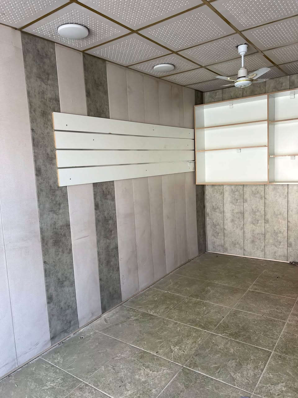 سلام عليكم ——محل للبيع ——
موقع جيد حي المعلمين عماره ناهده عل شارع. بسعر مناسب 

للاستفسار خاص او /***********
