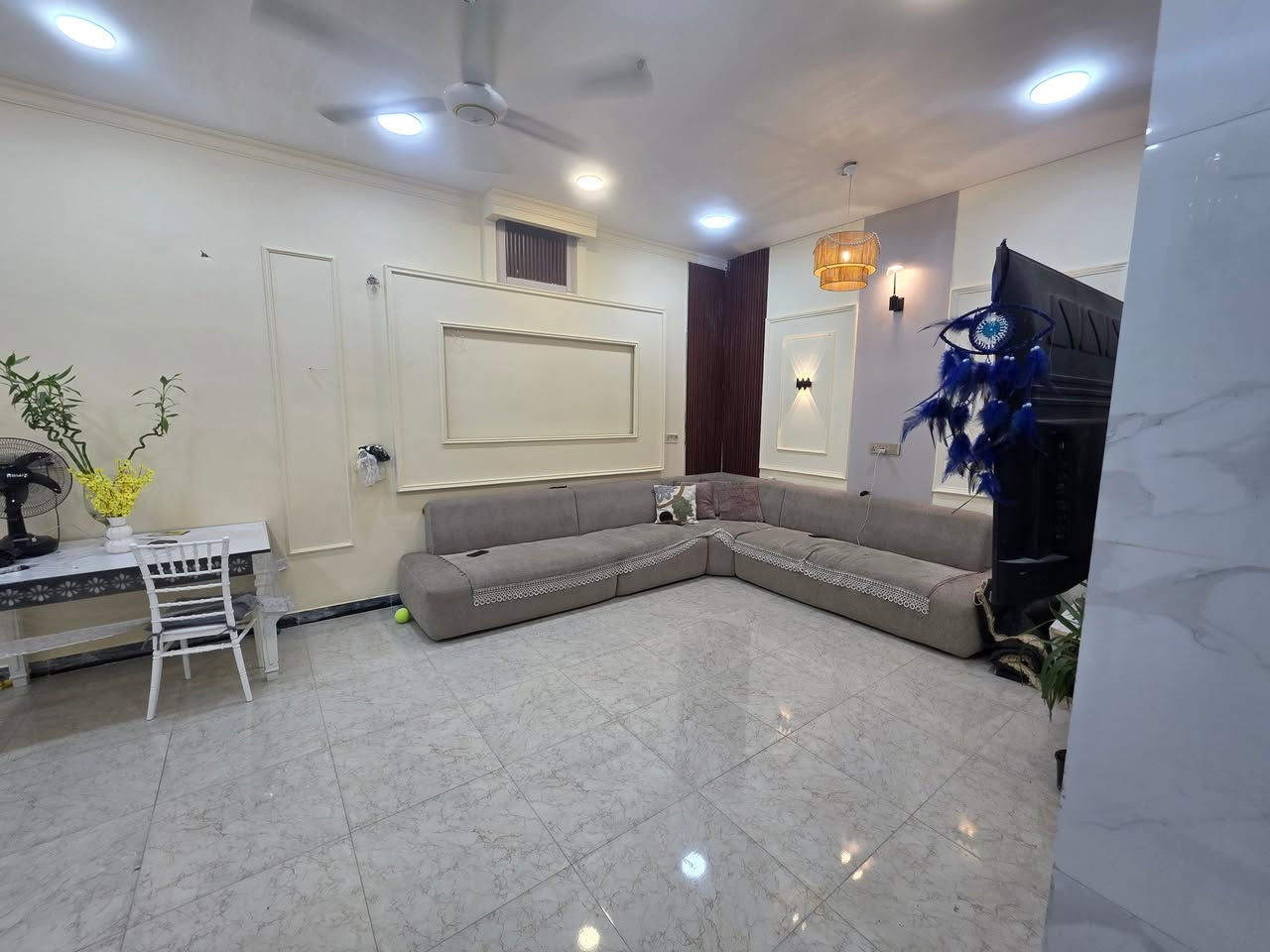 بيت للبيع مساحه ٢٠٠م كوت حي الحكيم قرب المجسر يبعد عن الشارع العام ١٥٠م مسجل بالبلدية البناء طابوق يحتوي على غرفتين وصاله ومطبخ واستقبال وصحيات السعر ٤٥ مليون وقابل للتفاوض للاستفسار مراجعه مكتب دلاليه احمد السعيدي قرب حسينيه بيت خليفه الاتصال *********** ***********

