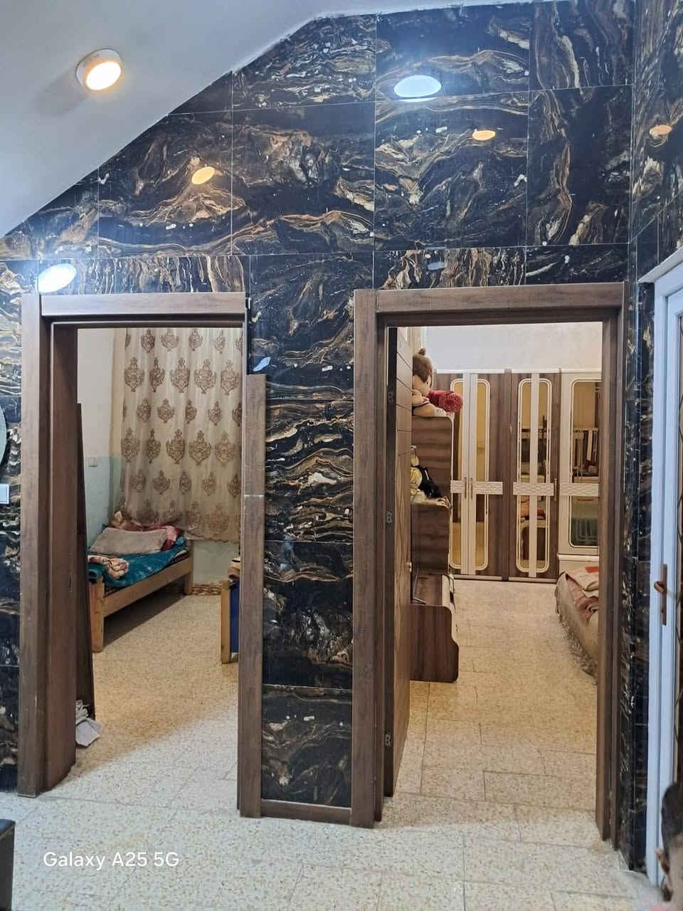 سلام عليكم يوجد دار للبيع في حي الأساتذة خلف مدينة حمورابي السياحية
المساحة ١٥٠ متر طابو زراعي 

المحتويات ٢غرف نوم صالة هول مطبخ صحيات كراج سيارة بناء حديث 

السعر ١٤٥ مليون بي مجال 

الاستفسار عل الرقم ***********

     مكتب عقارات الزيتون 

العنوان المكتب الزيتون شارع ٦٠مدخل حي الحسين الكرامة مقابل مدينة حمورابي السياحية مقابل صيدلية ناريج و كوفي جكليتة
