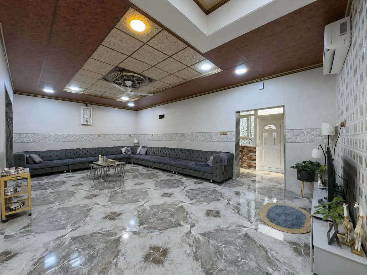بيت في حي الملايين الاولى خلف الكمرك ( جمعية الرياضيين ) .
مساحة 265 م 
يحتوي الطابق الاول على هول ، استقبال ، مطبخ ، صحيات ، غرفة 
يحتوي الطابق الثاني على 4 غرف وحده منهم تحتوي على دريس روم ، مخزن  ، صحيات  
الطابق الثالث بيتونه 
للتواصل : *********** بيه واتساب .
