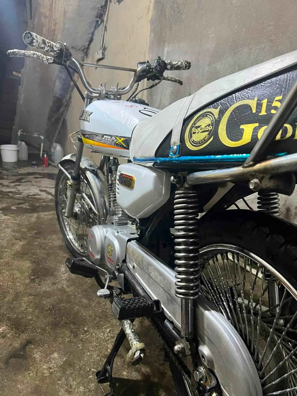 سەرەتا بەناوی خوا
taigar 2024
براکانم ئەم گوڵە بۆ فرۆشتن
ماتۆڕێکی جوانو بێکێشەو مەزبوتە 
ماشەڵە لە قوەتو جوانیو نەرمی
تاقموایەرو پاتریو هەمووشتێکی لەسەرە
کلاجی تازەیە کابلێتەری تازەیە 
بانسی تازەیە ئیستۆپی پێشوو دوا مەزبوتە 
پێویست بەوەسف ناکەت بەس ماشەڵای ئەوێت
لەجوانیو لەقوەت بەس لەسایەقێکی کەمە 
مەکینەی بەشەرتی سەوتو سەرفو دوکەڵ
هەرکەس حەزی لێبو چاتکات یان تێل لەخزمەتیام
شوێن:سلێمانی
نرخ:380 معامەلە
***********
