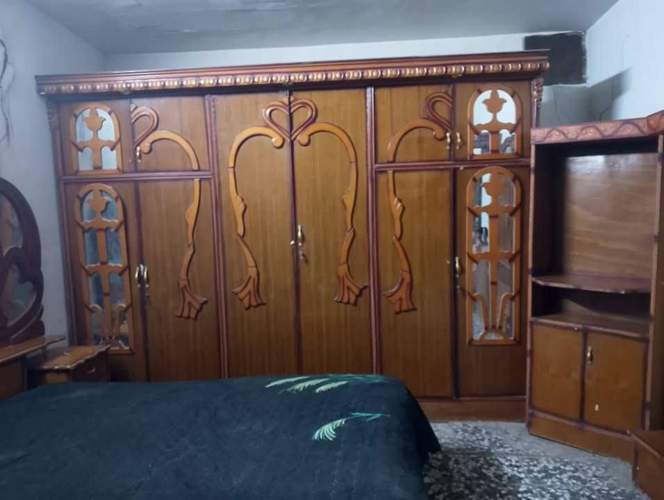 سلام عليكم مرخصت الدمن غرفه نوم كامله مستخدمه قليل مستعجل عله بيعته 400الف بيه مجال قليل *********** رقم واساب اني بخدمتكم

