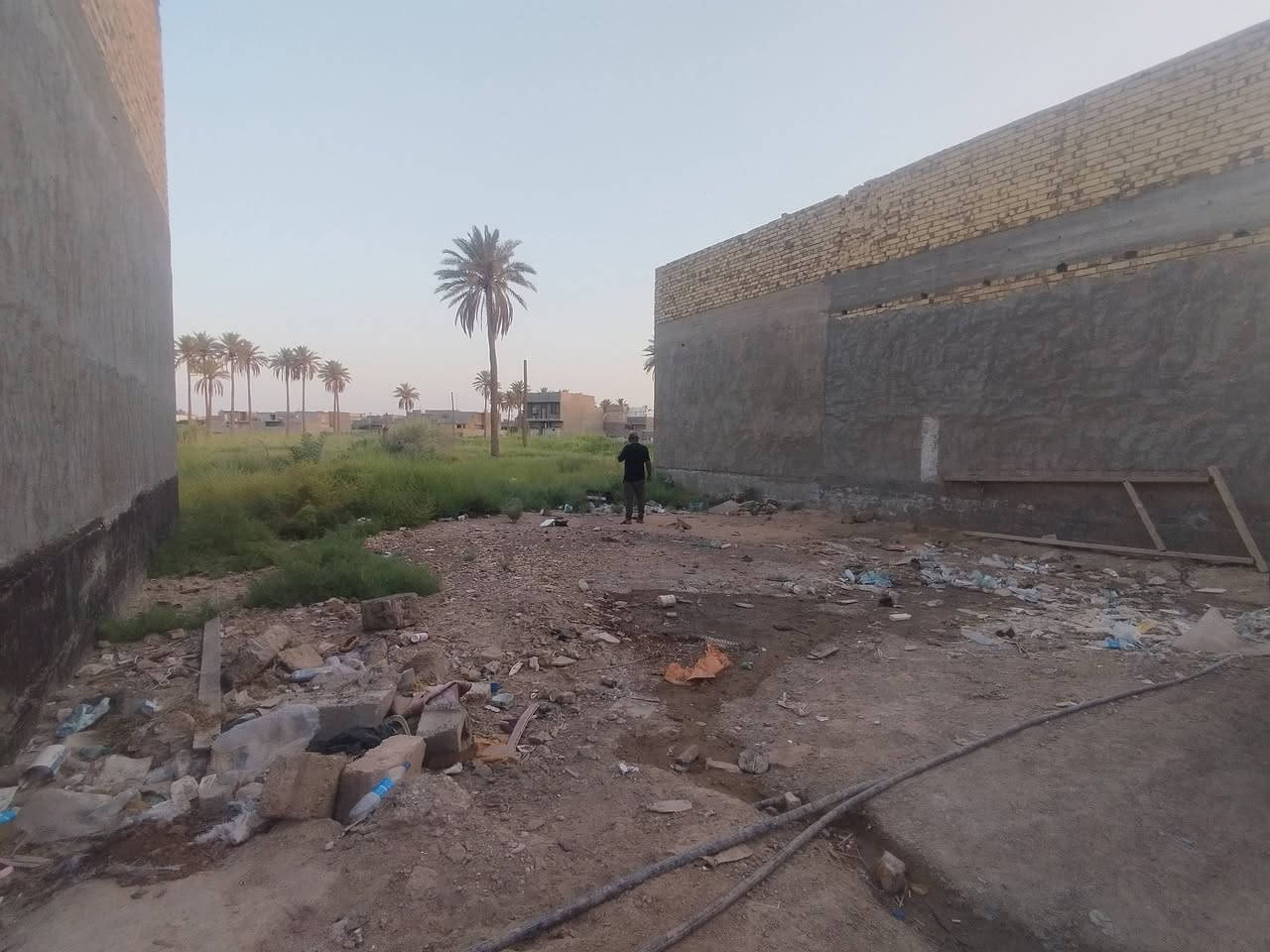 قطعه للبيع المساحه 110وتوفير الماء والكهرباء السعر 20وبيه مجال قليل***********/***********/العنوان حله حي الجزائر قرب السايلو
