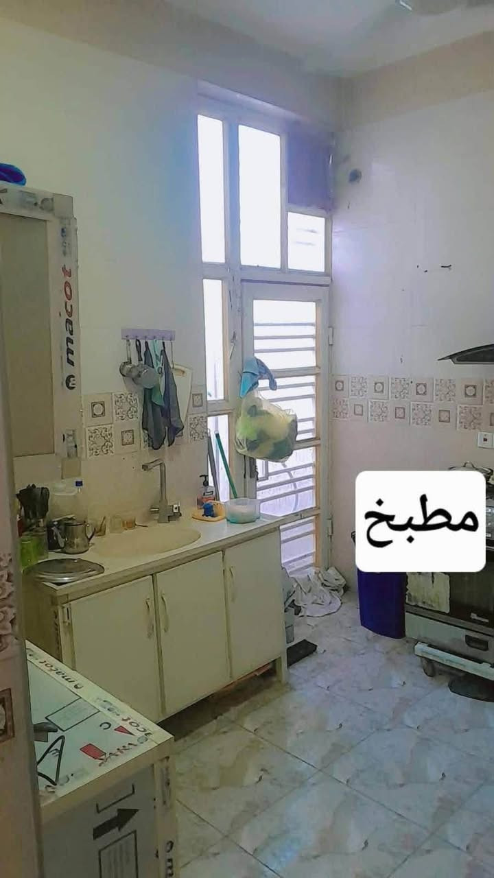 دار للبيع 
في حي الفرات 
المساحة 100 متر 
طابقين كونكريت بناء حديث 
الطابق الاول يحتوي على / غرفة نوم وصالة واستقبال ومطبخ ومجموعة صحيات 
اما الطابق الثاني /غرفة نوم وصالة ومجموعة صحية 
السعر 115 مليون 
للاستفسار اكثر الاتصال على الرقم 
***********

نص مكتوب في الصور:
- صاله
- مطبخ
- صحیات