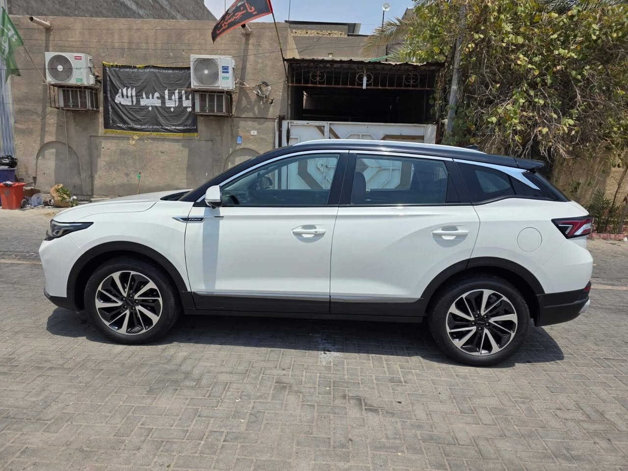 للبيع دونغ فنغ AX7 2023 (Aeolus AX7)
 السعر:   135 ورقه (قابل للتفاوض البسيط)
 رقم البصرة – السيارة باسمي
 الممشى: 45,124 كم  محرك 1.5 لتر تيربو  4 سلندر  دفع أمامي (Two Wheel Drive)  بانوراما  كشنات جلد أحمر مع تبريد للمقاعد الأمامية  شاشة كبيرة  رنكات وكالة  السقف أسود (Black Roof)  السيارة نظيفة جداً والاستعمال شخصي.
ملاحظة:
يوجد حادث سابق خفيف، تم صبغ الجاملغ الأيسر وباب السائق فقط بالكويت، وباقي السيارة بحالة جيدة.
 
ملاحظه
السياره محتاجه تبديل HVAC البوابه مال التدفئه تبريد مكسوره فلاغي التدفئه وانا حاسب حسابه بالسعر ومنزل من سعرها***********
