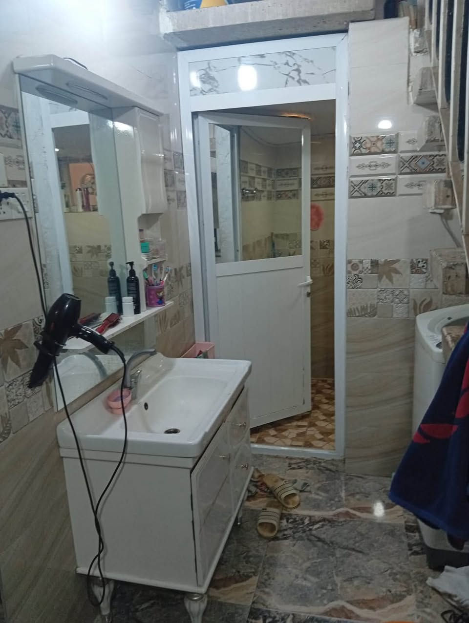 السلام عليكم 
بيت للبيع الامين الثانية قرب فلكة الحدادين مربع المسيح مساحة 120متر الواجهه 6 متر والنزال 20 كراج كبيرة يتسع لسيارتين صالة كبيرة 6×5 حولي  مطبخ وغرفة نوم وصحيات ودرج الطابق الثاني غرفتين نوم غرفة ماستر  وغرفة 6×4والطابق الثالث غرفه سندويش .
للاستفسار اتصل على الرقم

***********
