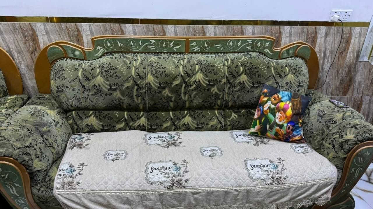 قنفات موديل قديم ملكي لون زيتوني ١٠ مقاعد بيها شكم يده مكسوره مبينه بالصور السعر 150 الف المكان التاميم 30تموز قرب مجمع عضومي الرقم واتساب فقط ***********
