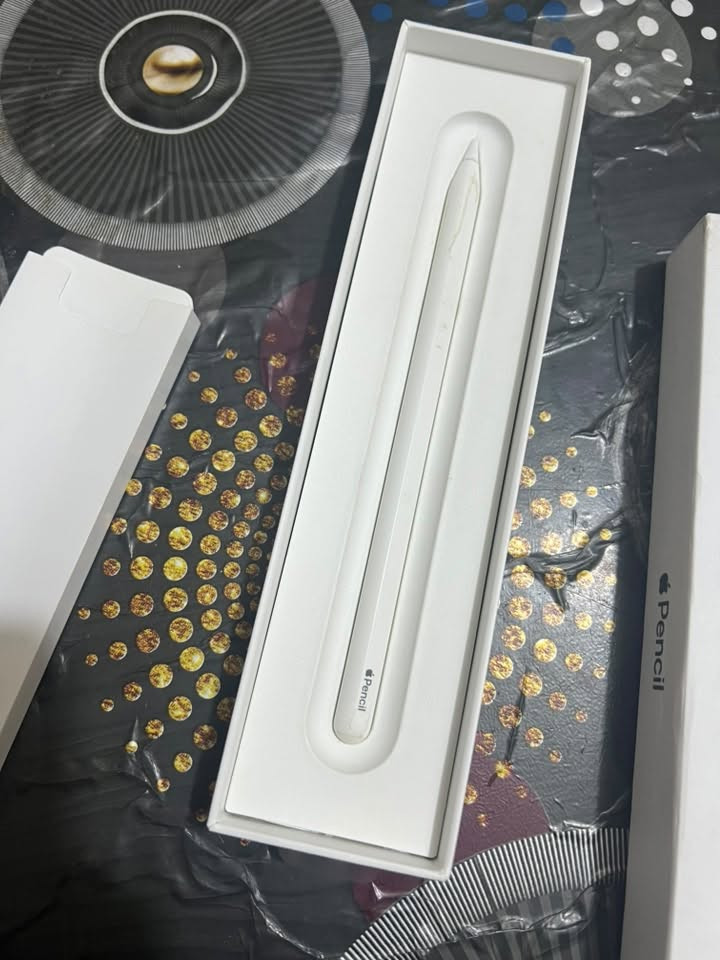 للبيع: قلم أبل الأصلي (الجيل الثاني - Apple Pencil 2nd Generation) 
الحالة: مستعمل بحالة ممتازة ونظيف جداً، شغال 100% وبدون أي مشاكل.
 الملحقات: يأتي مع كارتونه وملحقاته الأصلية بالكامل.
 المميزات: يدعم الشحن المغناطيسي والاقتران السريع، مع خاصية النقر المزدوج للتبديل بين أدوات الرسم والكتابة.
 التوافق: يعمل مع أجهزة iPad Pro وiPad Air (الجيل 4 و5) وiPad mini 6.
السعر المطلوب: 100,000 دينار عراقي (قابل للتفاوض البسيط للجادين).

واتس اب ***********
