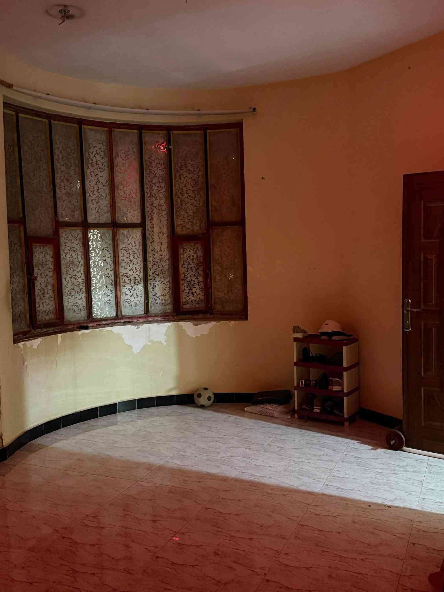 بيت للبيع المساحة 100m² ( 10 *10 )
📍المنطقه العابر مقاطعه 73 مجاور ياسين خريبط 
📍خلف محطه وقود الخليج  قريب على شارع محمد القاسم  
✔️  الطابق الارضي يحتوي على غرفه واستقبال وصاله ومطبخ وصحيات ( حمام وتواليت معزولات ) ومنور وحمام خارجي 
✔️  الطابق الاول يحتوي على 3 غرف كبيره وحمام عدد 2 وهول موزع كما بالصوره 
✔️  الطابق الثاني من سندويج يتكون من غرفه عدد 2 وصحيات ومطبخ وهول

🔴 يعني البيت 3 طوابق 
 
للتواصل مع الرقم 
***********
