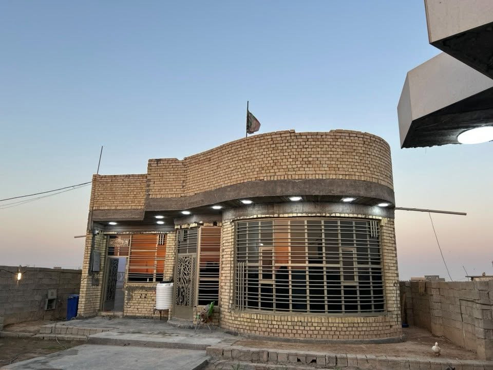 السلام عليكم بيت اللبيع بناء جديد 2026
المساحه: 1000 أو 100 متر 

المكان: النهروان شارع الجديد مقابيل تكسيات 

مساحه بناء : 250 قاطين 

مساحه الاستقبال: 11 متر 

يتكون من 4 غرف : 5x5 مساحه كل غرفه 

مساحه  صاله : 10 متر 

المطبخ حار ومطبخ بارد 

معه خان 🏨 مساحه 200 متر 

يتكون من حمامات عددد 3 دخل للبيت

الرقم: لهاتف ***********
