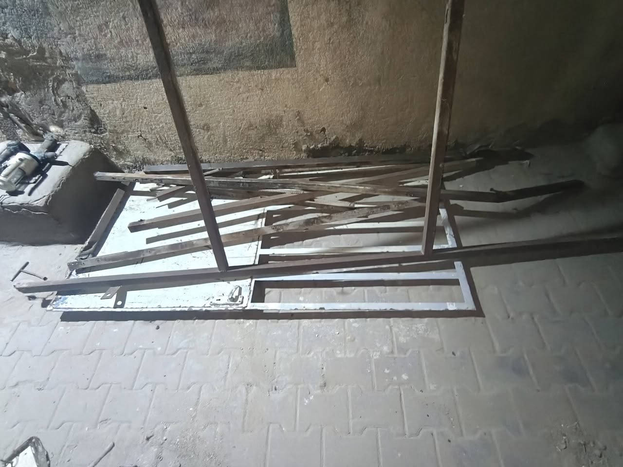 باب مطبخ حديد خمس جامات بدون جرجوبة مع حديد سقيفة تصلح سقيفة لمحل للبيع مكاني حي الحسين الجديد ***********
