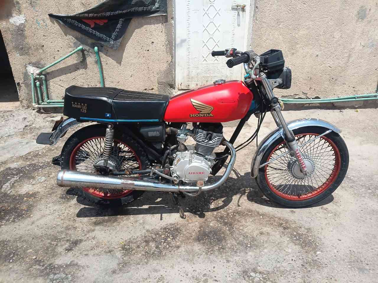 البيع.   سعر.  ٣٠٠.   ***********
