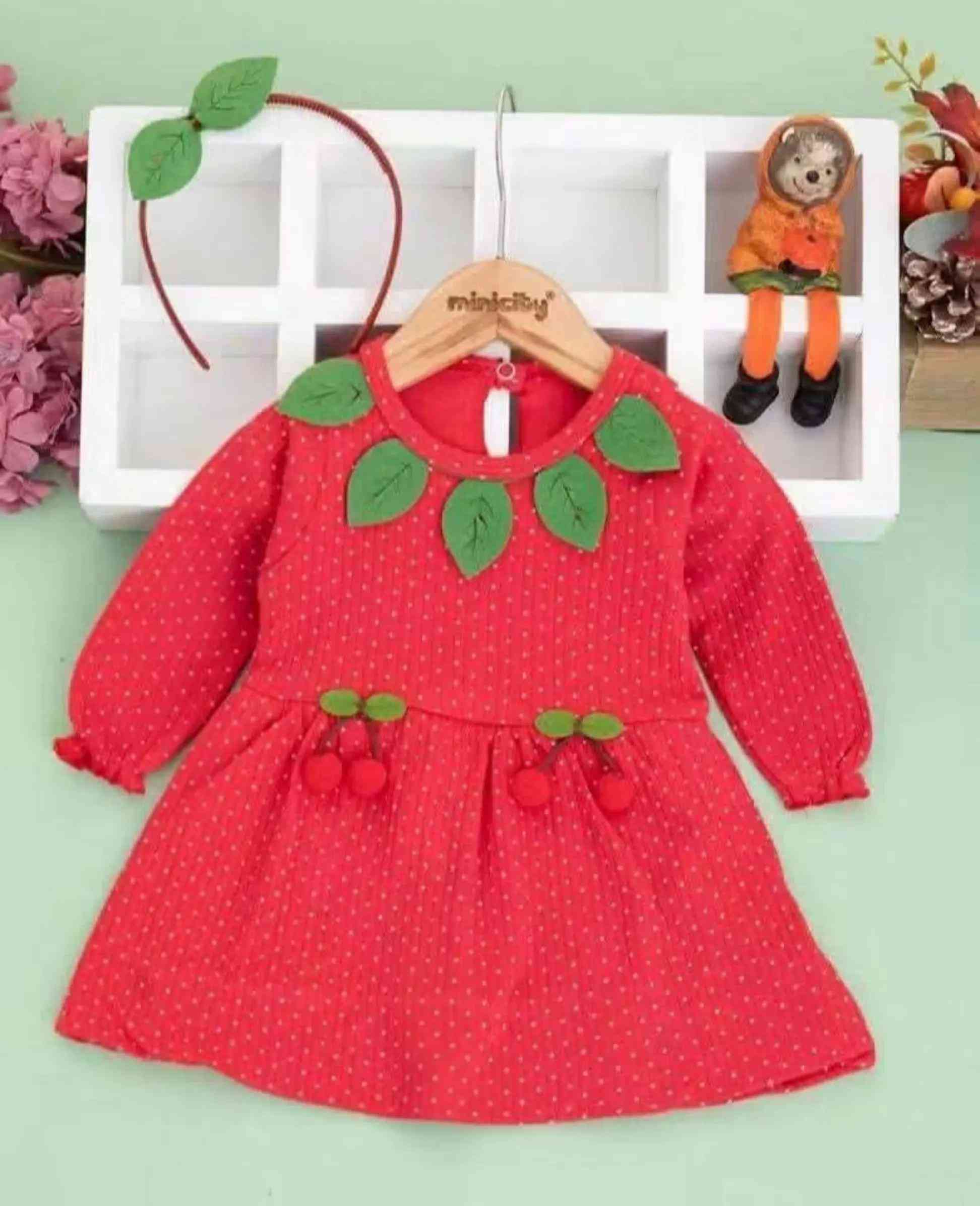 🍓🎀 فستان فراولة مع طوق على الراس بـ 10,000 دينار فقط! ❤️😍 أميراتنا الصغيرات يستاهلن هالجمال 🥹🍓 فستان أحمر فراولة كيوت ومعاه طوق على الراس يكمل اللوك ويخليه يخبل 😍🎀 👶 القياس: من 3 شهور إلى سنة 🍓 فستان + طوق 💰 السعر فقط 10 آلاف 📲 للطلب والاستفسار واتساب: *********** 🚚 توصيل لجميع المحافظات العراقية 🇮🇶 #البسه_الكرم_للاطفال #فستان_فراولة #فستان_بناتي #ملابس_بيبي #ملابس_اطفال 
