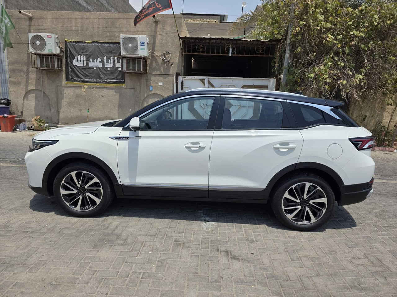 للبيع دونغ فنغ AX7 2023 (Aeolus AX7)
 السعر: 15,000 دولار 150 ورقه (قابل للتفاوض البسيط)
 رقم البصرة – السيارة باسمي
 الممشى: 45,124 كم  محرك 1.5 لتر تيربو  4 سلندر  دفع أمامي (Two Wheel Drive)  بانوراما  كشنات جلد أحمر مع تبريد للمقاعد الأمامية  شاشة كبيرة  رنكات وكالة  السقف أسود (Black Roof)  السيارة نظيفة جداً والاستعمال شخصي.
ملاحظة:
يوجد حادث سابق خفيف، تم صبغ الجاملغ الأيسر وباب السائق فقط بالكويت، وباقي السيارة بحالة جيدة.
 للاستفسار على الخاص أو الاتصال
*********** البصرة, العراق

