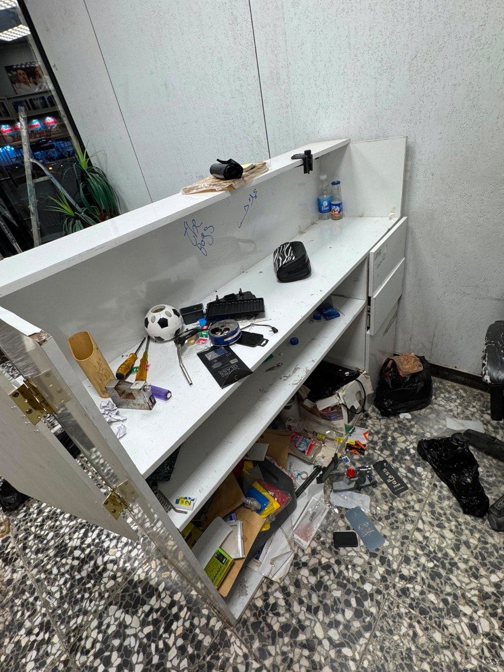 سلام عليكم 
فاترينات مال عرض تصفيه محل للبيع
+ ميز صيانه للبيع مكاني بغداد الزعفرانيه
الفاترينات  اضائة شغالة ثنينهن بـ٢٠٠
ميز الصيانه بـ١٤٠ الف وبيه مجال
نضيفات وكلشي مابيهن استعمال شهرين
للتواصل : *********** واتساب