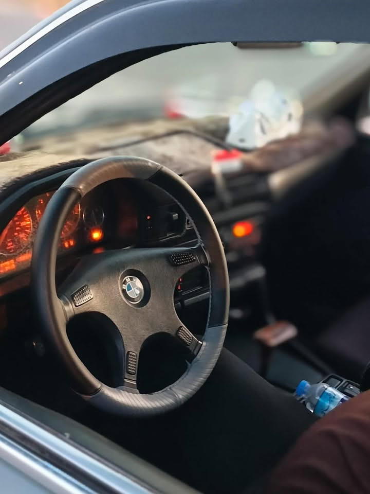 بي ام 525 كبس كير توماتيك مصبوغه عام بدون ضرر شرط كهربائيات سياره ماتصرف عليها محرك كير شرط السعر60. 

‭***********‬
