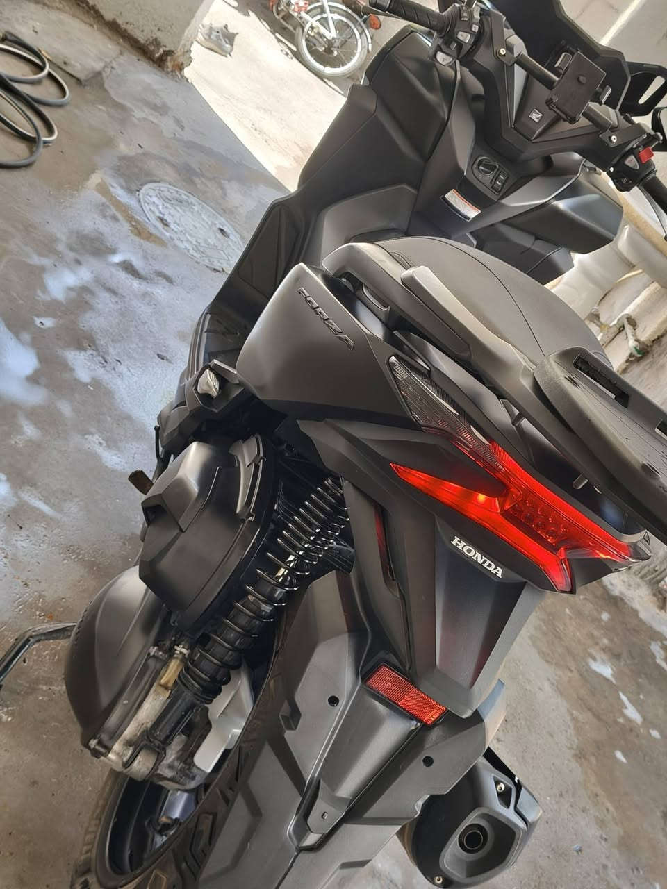 للبيع: هوندا فورزا 300 (Honda Forza 300) - صفر 13 🛵🔥
ماشاء الله.. دراجة بنظافة العارضات، بلادية بحالة الشركة وجاهزة للركوب مباشرة بدون أي مصاريف.

​أبرز المواصفات والتفاصيل:

​الموديل: هوندا فورزا - صفر 13.

​العداد (المسافة): ماشية 26,696 كم فقط.

​نظام المكابح: مانع للانزلاق (ABS) أمامي وخلفي لأعلى درجات الأمان.

​الإضاءة: منظومة إنارة LED كاملة (أمامية وخلفية وإشارات بالمرايا) بنظافة ممتازة.

​الجام الإلكتروني: جيل تحكم كهربائي متحرك للتحكم بارتفاع الجامة الأمامية.

​المحرك والبدي: نضافة بلاد، لون أسود مات (Matte Black) فاخر بدون شخوط، محرك ونواعم بشرط الفحص.

​الإضافات: قاعدة موبايل وقاعدة صندوق خلفي جاهزة.

​الأوراق: مكفولة وكاملة من كلشي.

​السعر: [28ورقه] (قابل للتفاوض البسيط للجادين).

المكان: [بغداد الشرطه الرابعه سويب].

التواصل: عبر الخاص أو الاتصال على الرقم: [***********].

