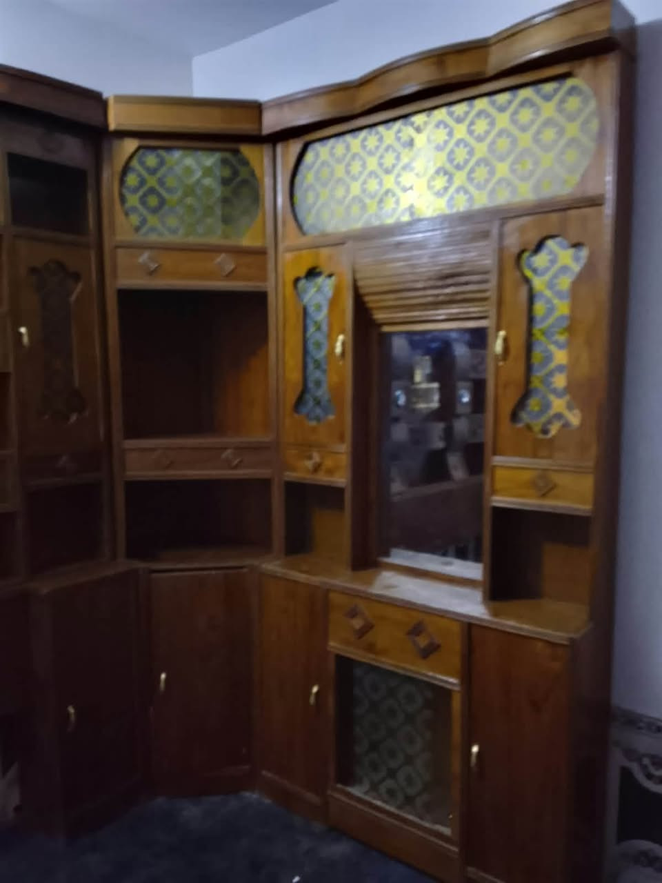 غرفه خشاب نضيفه خشب نضيف بدون جربايه سعره 600 وبيها مجال الشراي يتواصل ‭***********‬
