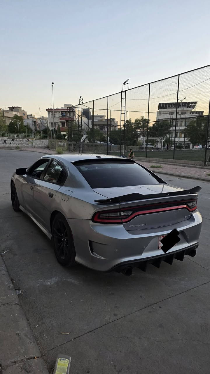 Dodge charger sxt 2015
بڕاوە بڕاوە
سەيارەيەكى تابڵيى جوان و پاك و گەنجانه مەكينەى ٦ پستۆنى٣.٦ سەيارەكه كامل كراوه به 2021 SRT  فول فوله كوشن چەرم و سڵايده و حاسەى دواوەى هەيه كۆدى بۆ كراوه كاتى پليت وەرگرتن بيكه به ناوى خۆتەوه 
شوين :سليمانى بۆ نرخەكەى پەیوەندی بکەن .   ***********
