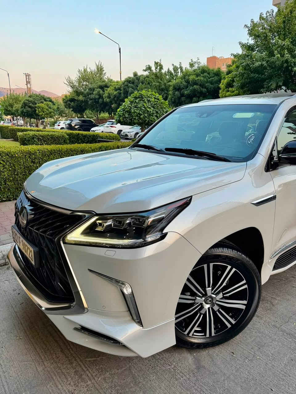 Lexus.570LX.2018. 🔚 بريم اصلى🦅.✅
لكــزز هيبـة الشـوارع 🧿
سيارة مغل Ppf عام
ملاحظات:-
صبـغ ❌
بدون شخط
بدون رصعات
بدون صبغ
بدون رمل 
حتى دعاميات ولحية بدون صبغ
لله الحمد سيارة زيروووو

سيارة كلش حلوة نظيفة مرتبة لوك لوك 
___ماشية 74 الف❇️
ماشية بشرط فحص كومبيتر 
سيارة باقية عل نظافتها لوك لوك 
كل جسمها بشرط سيارة باقية نظافة زيرو
.....

سعر 640$
موديل2018
حجمً المحرك.5.7🦅
ماشية.74 الف.
سبير منازل♻️
••••••••
محرك كير بشرط لحد شهر
هزة براد سنوية  جديد
رقم دولي جديد 
والسيارة باسمي تحويل مباشر❇️

.-.-.-.-.-.-.-

مواصفات ساس بريم اصلى LX570💫

سلايد
داخل احمر 
ثلاجة
صندوك جك 
كشـن تبريد تدفئة 
ستيرن كهربائي 
شغال 
رادار امامي 
كامرة 
حساس 
خمس كامرات
راس DVD
دبل اكسل 
كامل زينون 
ستة سيدي
يدات بصمة
مرايات كهربائي 
ستيرن وكشت خزن
رادار شارع
دبل هواء 
بخ ماء
كشن جلد 
تحديد سرعة
بنزين ECO
شاشه لمس
تبريد مركزي
وبعد وبعد….

سعر.640.$
***********

