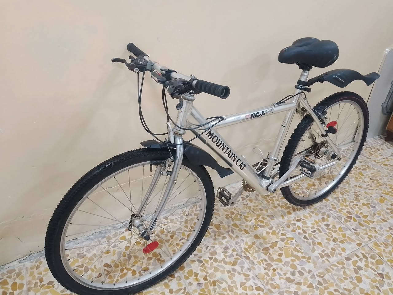 با يشكل للبيع نضيف حيل لشه فافون مطلي استيل تا يرات جدد السعر 85 بي مجال بصيط عنوان موصل  الأيسر حي سماح. ***********
