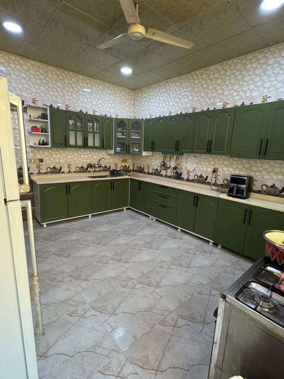 سلام عليكم عندي بيت للبيع في البوبيات عامود ٧٥ مساحته ١٣٥ بي أربع غرف نوم وصاله واستقبال ومطبخ وبي مجاري السعر ١٦٠  وبي مجال بسيط الرقم ***********
