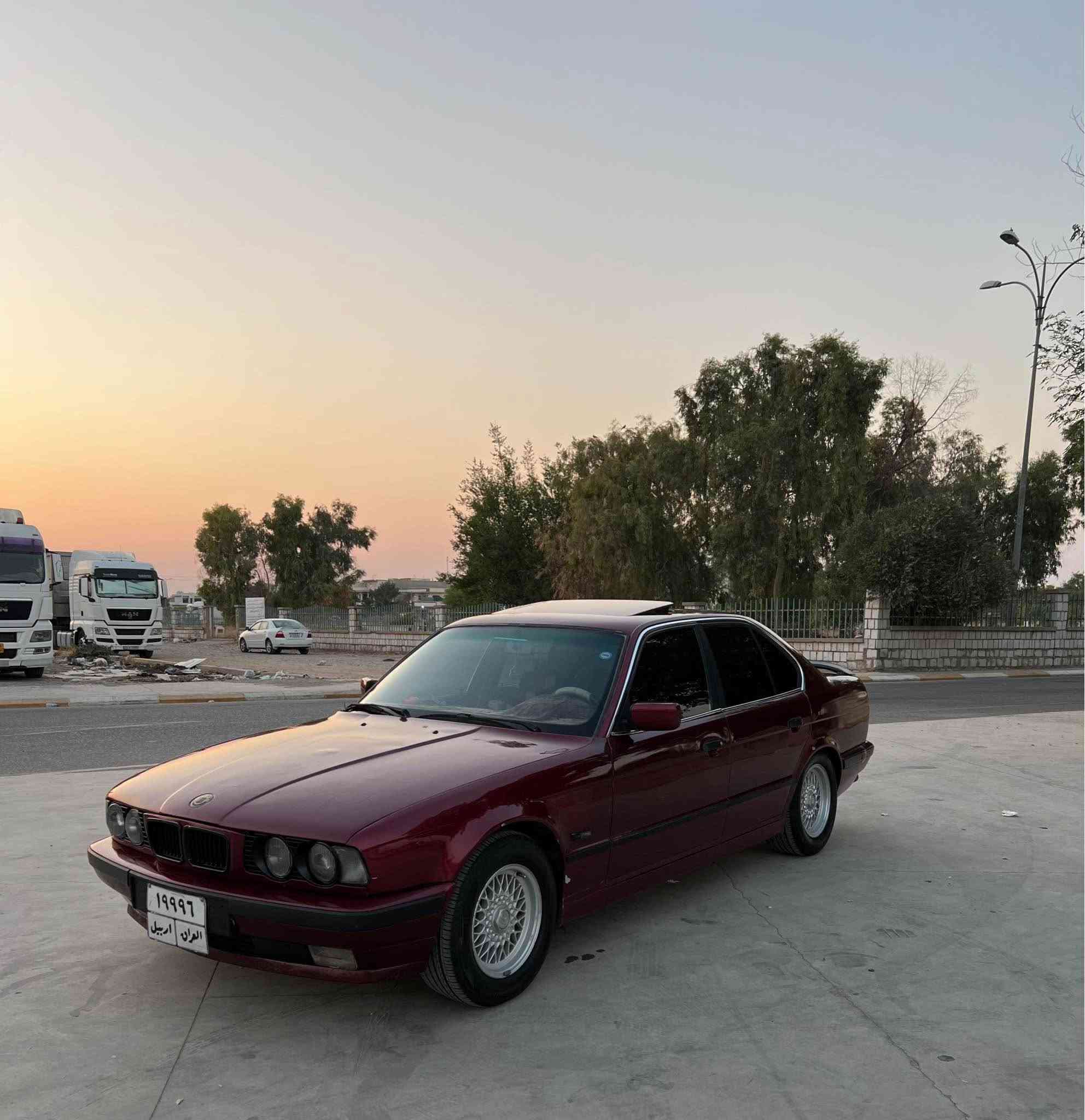 فرۆشتن و گۆڕینەوە
Bmw 528
رەقەم و سەنەوی و بەناو کردن و غەرامە بەشەرت
مەکینە ٥٢٨ ی تاک دیجتاڵە
ئەکسلی ٣.٢١ ی بیلاد قفڵی لەسەرە
گێڕی zf ی لەسەرە
ئەقڵی بەرمەجەیە
ساڵۆنسای سستەم سپۆرتە
ماشا اللە تا حەزکەی بەقوەتە
.
سەیارەکە فولە بەس گێر عادیە
ناو زەردە 
چوار جام کارەبایە
٦ کەلەیە
ئاوێنەی گوێ بەرخە
تاقمێ ویل و تایەی حەسیری جوان لە ژێرە
سەیارەکە دەعامی بەردەم بۆ دەعامی دوا بەشەرت دارو بەرد
*********** سەیارەکە لە کەلارە كالار, السليمانية

نص مكتوب في الصور:
- AlMujazfAut