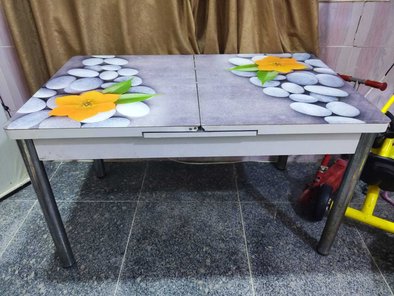 حوض اسماك جاهز مع ملحقاته ماطور وفلاتر السعر ٤٥ الف ميز طعام نضيف بدون كراسي سعره ٤٥ الف 
الشراي يتصل ***********
