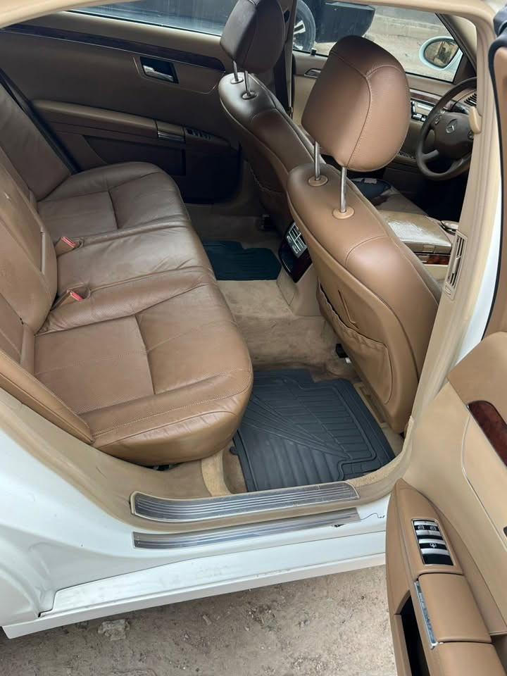 السلام عليكم مارسدس s550 موديل ٢٠١٠ سياره كفاله عامه من كصه من ضربه سياره جديده حيل فول مواصفات للاخير متومه بغداد رقم اصلي  تخم تاير تبريد جاهزه من كلشي 
سعر ٨٩ و بيهه مجال سياره خير من الله جديده حيل 
للاستفسار:***********
