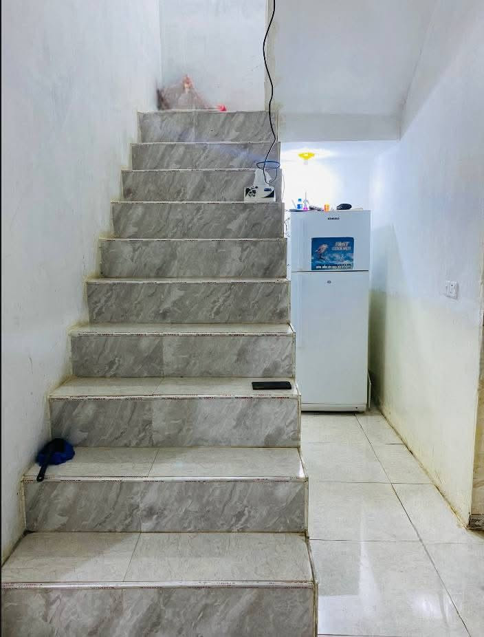 🏡 بيت للبيع

📍 الموقع: نهاية حي الشرطة – آخر فرعين، يم العويسات، فرع مُبلّط.

📐 المساحة: 180 متر.

✨ مواصفات البيت:

* غرفتا نوم.
* استقبال.
* مطبخ.
* بيتونة.
* حزام سيراميك في الاستقبال والمطبخ فقط.
* أرضية البيت كاملة سيراميك.
* سقف ثانوي.
* جميع الخدمات متوفرة.
* البيت مرتب وجاهز للسكن ولا يحتاج أي مصروف.

💰 السعر: 60مليون دينار.

📞 للاستفسار:
***********
***********
📲 اتصال وواتساب متوفر
