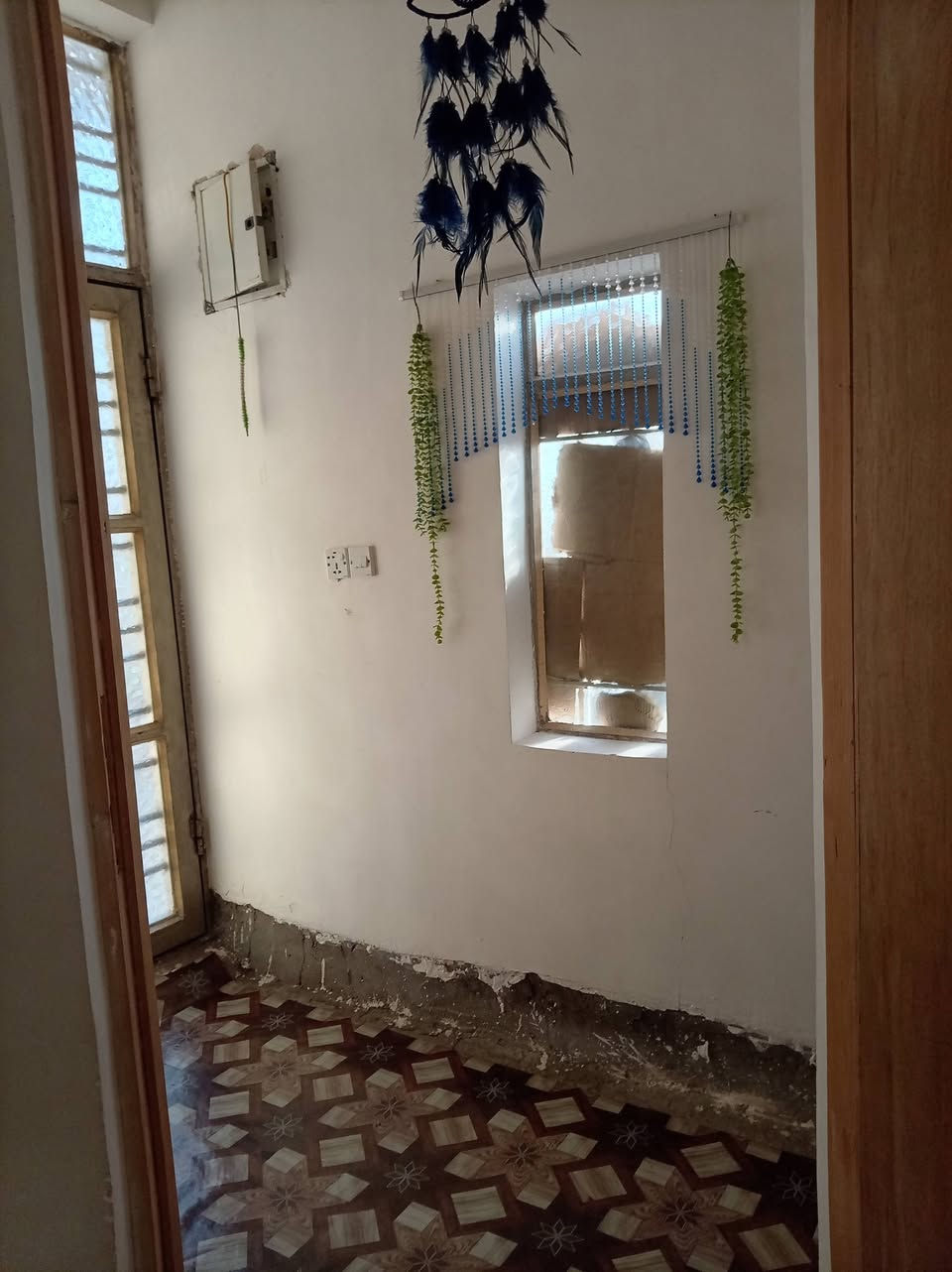 السلام عليكم بيت البيع مكان بغداد المحموديه حي الصحفيين قرب المجمع السكني  المساحه ٢٥٠ واجها ١٠ ونزال ٢٥  البيت بنا سنه ٢٠٢٤ طابق واحد التفاصيل اكثر عبر الاتصال على الرقم ***********كورك واثير *********** السعر 145مليون

