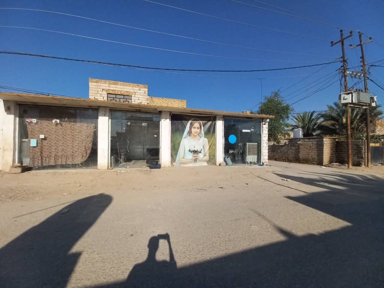 بيت ركن للبيع مع 4محلات 
م/340
بناء مرتب من الداخل استقبال صاله مطبخ غرفه نوم جوه غرفه فوك ممرات كبار طارمه مرتبه 
ارضيه. سيراميك هندي موحد البيت كله
مي مجاري كهرباء تبليط خدمات كامله
***********  للاستفسار  اكثر اتصل ع الرقم
