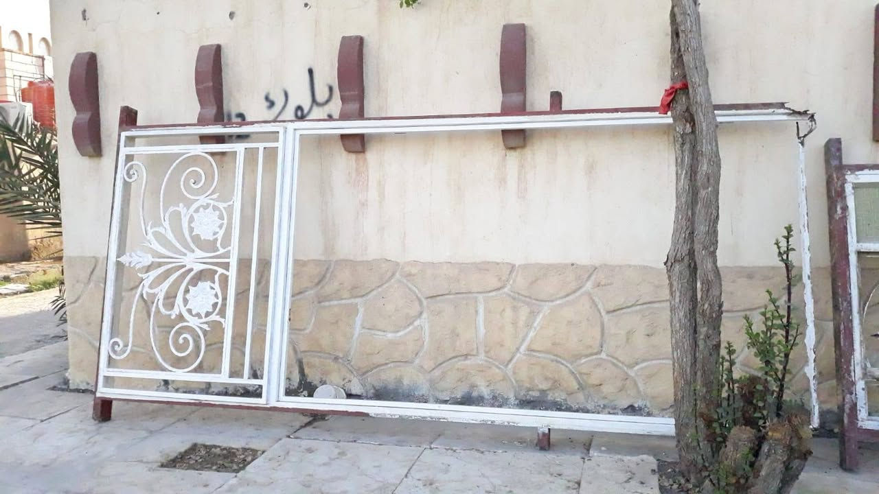 السلام عليكم
باب فرده و ربع ارتفاع ٣ امتار و الشباك متر × مترين 
الاتصال على الرقم ***********
