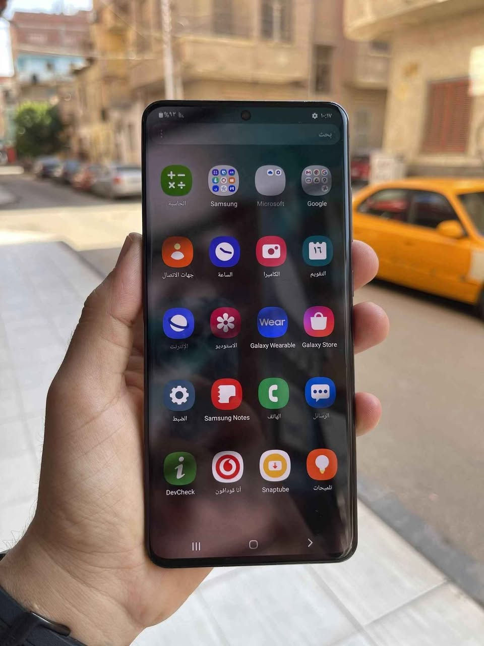 الجهاز الاصلي من سامسونج توفر 
s20 الترا
 الشاشة: Dynamic AMOLED 2X بمقاس 6.9 بوصة، بدقة QHD+ ومعدل تحديث 120Hz.
المعالج: Exynos 990 (لنسخة الشرق الأوسط) أو Snapdragon 865 (لأمريكا).
الكاميرا الخلفية (رباعية): أساسية 108 ميجابكسل + تقريب 48 ميجابكسل (زوم حتى 100x) + زاوية عريضة 12 ميجابكسل + عمق TOF 3D (تصوير فيديو 8K).
الكاميرا الأمامية: 40 ميجابكسل.
الذاكرة والتخزين: رام 12 أو 16 جيجابايت / مساحة 128 أو 512 جيجابايت (مع دعم كارت ذاكرة خارجي).
البطارية: 5000 مللي أمبير وتدعم الشحن السريع قدرة 45 واط والشحن اللاسلكي. 
السعر 340 الف
بغداد زيونه ربيعي قرب مجمع البركه 
*********** بغداد, العراق
