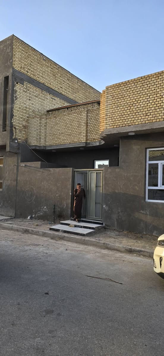 دار  للبيع ١٠٠ركن وجه ١٠×١٠  طابق واحد بناء جديد جاهز للسكن خدمات كامله العنوان حي الفداء شارع المدارس يبعد عن المدرسه الصينيه ١٥٠م تقريبا السعر ١٠٠ مع المجال القليل البيع مستعجل للاتصال ب
***********
